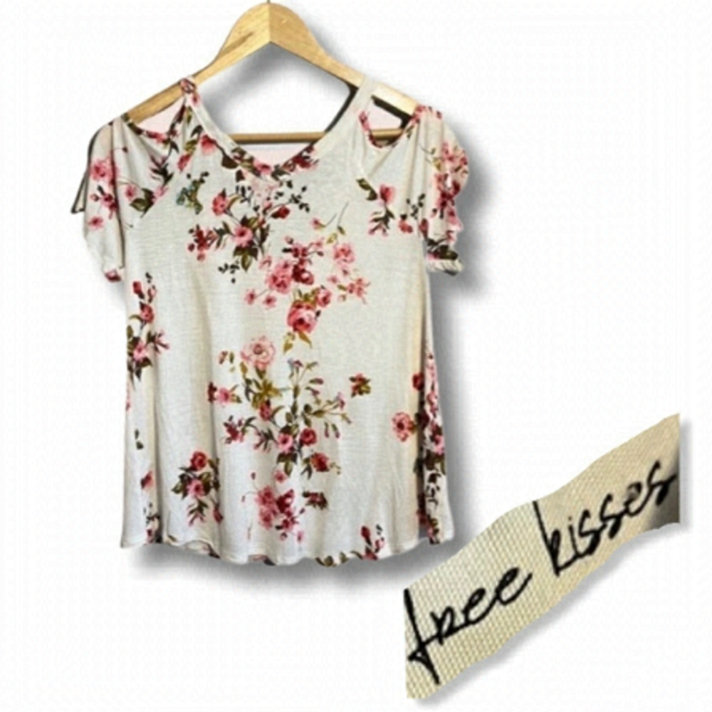 𝅺free KISSES MEDIUM Cold Shoulder Floral Tee